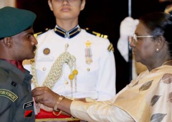 ശത്രുക്കൾക്ക് മുന്നിൽ പതറാത്ത ധീരത; ലാൻസ് നായിക് മീനാക്ഷി സുന്ദരത്തിന് കീർത്തിചക്ര സമ്മാനിച്ച് രാഷ്ട്രപതി