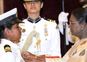 പസഫിക്കിലെ കൊടുങ്കാറ്റിനെ തോൽപ്പിച്ച ധീരത; ലഫ്റ്റനന്റ് കമാൻഡർ രൂപയ്ക്ക് രാഷ്ട്രപതിയുടെ ശൗര്യചക്ര