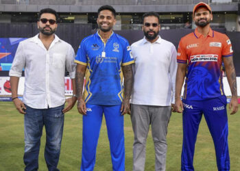 ക്യാപ്റ്റൻസി പോയിട്ടും കലിപ്പില്ല, മനസ്സ് നിറഞ്ഞ് സൂര്യകുമാർ യാദവ്; ശ്രേയസ് അയ്യരെ കെട്ടിപ്പിടിച്ച് അഭിനന്ദനം; മുംബൈ ലീഗിലെ ആ അപൂർവ്വ നിമിഷം