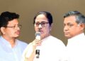 തകർന്നടിഞ്ഞ് മമത ബാനർജി ; യഥാർത്ഥ തൃണമൂലിനെ ഇനി സ്പീക്കർ തീരുമാനിക്കും ; 58 എംഎൽഎമാരുടെ ഒപ്പുകളുള്ള കത്ത് നിയമസഭയിൽ