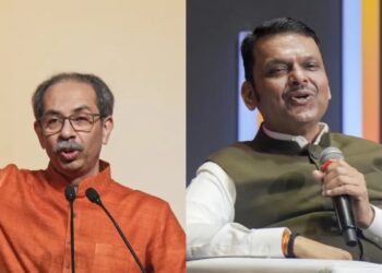 പ്രധാനമന്ത്രിയാകാനുള്ള മത്സരത്തിൽ നിന്ന് ഫഡ്നാവിസിനെ ഒഴിവാക്കാനാണ് ശ്രമം ; ബിജെപിക്കെതിരെ ഉദ്ധവ് ; പത്രസമ്മേളനത്തിൽ ചിരി നിർത്താനാകാതെ ഫഡ്നാവിസ്