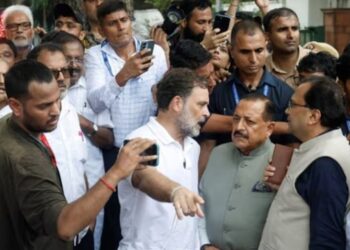 അമിത് ഷായും രാജിവെക്കണം ; നിലപാട് കടുപ്പിച്ച് രാഹുൽ ഗാന്ധി ; അഖിലേഷ് യാദവ് ഉൾപ്പെടെയുള്ളവരെ കസ്റ്റഡിയിലെടുത്ത് പോലീസ്