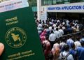 ‘ഇന്ത്യയെ തുലയ്ക്കണം’ എന്ന് ആക്രോശിച്ച് പതാക ചവിട്ടിമെതിച്ചവർ ഇപ്പോൾ വിസയ്ക്കായി ക്യൂവിൽ; കവാടം തുറന്നപ്പോൾ ബംഗ്ലാദേശിൽ കൂട്ടയിടി