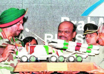 പാക് പ്രധാനമന്ത്രിയുടെ ഓഫീസിന്റെ ജനാലയിലൂടെ തുളച്ചുകയറാൻ തക്ക കൃത്യത; ബ്രഹ്മോസിന്റെ അമ്പരപ്പിക്കുന്ന കരുത്ത് വെളിപ്പെടുത്തി മുൻ കരസേനാ മേധാവി