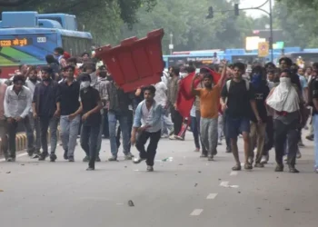 പാറ്റകൾക്കായി പാകിസ്താൻ കേന്ദ്രീകരിച്ച് 480 സോഷ്യൽ മീഡിയ ഹാൻഡിലുകൾ ; ഇന്ത്യയിൽ വ്യാജവാർത്തകളും അരാജകത്വവും പരത്താൻ ശ്രമം ; പൂട്ടിച്ച് ഡൽഹി പോലീസ്
