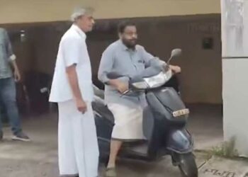 സ്കൂട്ടറോടിച്ച് രമേശ് ചെന്നിത്തലയുടെ വീട്ടിൽ കടകംപള്ളി; ശബരമല വിവാദത്തിനിടെ ‘രഹസ്യ കൂടിക്കാഴ്ച’, ഹെൽമറ്റില്ലാത്തതിൽ ട്രോളോട് ട്രോൾ!