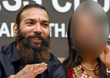 സിനിമയെ വെല്ലുന്ന ട്വിസ്റ്റ്; ‘കുംഭമേള വൈറൽ പെൺകുട്ടി’ വീണ്ടും പോലീസ് സ്റ്റേഷനിൽ, പാസ്‌പോർട്ടും പണവും പിതാവ് കവർന്നെന്ന് പരാതി!