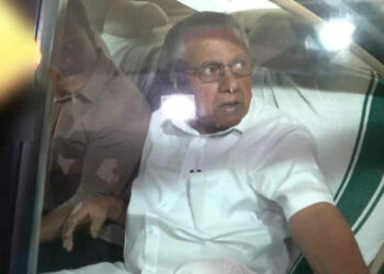 നിങ്ങൾ വടിയും പിടിച്ച് ഇവിടെ നിൽക്കേണ്ട, എന്തെങ്കിലും പറയാനുണ്ടെങ്കിൽ പറയും; മാധ്യമങ്ങളോട് ക്ഷുഭിതനായി പിണറായി വിജയൻ