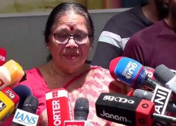 ‘നിങ്ങൾക്കൊക്കെ അമ്മമാരുണ്ടല്ലോ…’; തനിക്കെതിരെ വൃത്തികെട്ട വ്യാജപ്രചാരണം, മാധ്യമങ്ങൾക്ക് മുന്നിൽ പൊട്ടിക്കരഞ്ഞ് പി.കെ ശ്രീമതി!