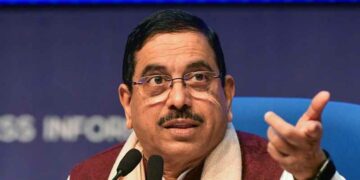 വിദേശശക്തികളുടെ അജണ്ട തകർക്കാൻ ഉറച്ച് കേന്ദ്രം;വിദ്യാഭ്യാസ മന്ത്രാലയം ഏറ്റെടുത്ത് പ്രൽഹാദ് ജോഷി!
