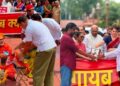 അയോധ്യ രാമക്ഷേത്രത്തെ പരിഹസിച്ച് പാർലമെന്റിനു മുൻപിൽ കോൺഗ്രസിന്റെ നാടകം ; പൂജാരി വേഷത്തിൽ പപ്പു യാദവ്, സംഭാവന നൽകി രാഹുൽ