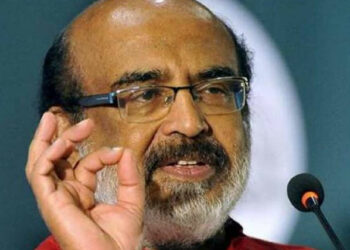 സാമുദായിക ശക്തികൾക്കെതിരായ വി.എസിന്റെ നിലപാട് ഓർമ്മിപ്പിച്ച് തോമസ് ഐസക്; പാർട്ടി നേതൃത്വത്തിന് നേരെയുള്ള ഒളിയമ്പെന്ന് വിലയിരുത്തൽ