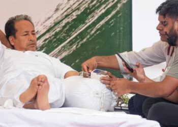 സോനം വാങ്ചുകിന്റെ നിരാഹാര സമരം നാലാം ദിവസത്തിലേക്ക് ; 2 കിലോ കുറഞ്ഞെന്ന് പാറ്റ പാർട്ടി ; വിദ്യാഭ്യാസ മന്ത്രിയുടെ രാജി വരെ സമരം തുടരുമെന്ന് വാങ്ചുക്