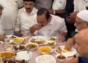 നാട് പ്രളയത്തിൽ മുങ്ങുമ്പോൾ മുഖ്യമന്ത്രിക്ക് ബിരിയാണി സൽക്കാരം’; പൊന്നാനിയിലെ വിരുന്ന് വിവാദത്തിൽ, വി.ഡി സതീശനെതിരെ രൂക്ഷവിമർശനം