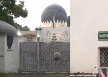 പാകിസ്താന് തിരിച്ചടിച്ച് ഇന്ത്യ; ഡൽഹിയിലെ പാക് ഹൈക്കമ്മീഷന് മുന്നിലെ സുരക്ഷാ ബാരിക്കേഡുകൾ നീക്കം ചെയ്തു!