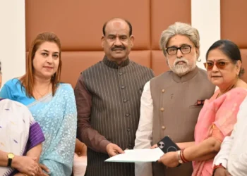 തൃണമൂൽ വിമത എംപിമാർക്ക് നോട്ടീസയച്ച് ലോക്സഭാ സ്പീക്കറും ; നടപടി അഭിഷേക് ബാനർജിയുടെ പരാതിയിലുള്ള സുപ്രീംകോടതി നോട്ടീസിന് പിന്നാലെ 