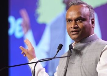 ‘ഞാൻ രാജിവെക്കണമെങ്കിൽ 25 ദിവസം നിരാഹാരം കിടക്കൂ, ലാത്തിച്ചാർജ് നേരിടൂ’ ; കർണാടക പോലീസ് പരീക്ഷ തട്ടിപ്പിൽ ഉദ്യോഗാർത്ഥികളെ പരിഹസിച്ച് പ്രിയങ്ക് ഖാർഗെ