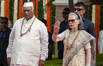 ഇന്ദിരാ ഭവനിൽ നടന്നത് ദേശീയഗീതത്തോടുള്ള അനാദരവ് ; വന്ദേമാതരത്തെ അപമാനിച്ച കോൺഗ്രസ് രാജ്യത്തെ ജനങ്ങളോട് മാപ്പ് പറയണമെന്ന് ബിജെപി