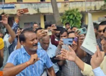 അയ്യോ എന്റെ കടയിൽ നിന്ന് ഞാൻ ഒന്നും കഴിക്കില്ല, സ്വന്തം കടയിലെ മിഠായി കഴിക്കാൻ ഭയം; ഭക്ഷ്യസുരക്ഷാ റെയ്ഡിനിടെ കൈകൂപ്പി കടയുടമ, ദൃശ്യങ്ങൾ വൈറൽ