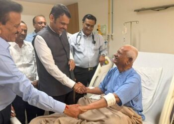 എല്ലാ വൈദ്യസഹായവും ഉറപ്പാക്കും ; അണ്ണാ ഹസാരെയെ ആശുപത്രിയിൽ സന്ദർശിച്ച് മുഖ്യമന്ത്രി ദേവേന്ദ്ര ഫഡ്നാവിസ്