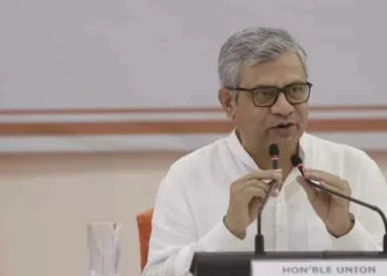 അസംബ്ലിങ് മാത്രം പോരാ; സ്മാർട്ട്‌ഫോണിന്റെ ഉള്ളറകളിലേക്കും ഇന്ത്യയുടെ ‘മേക്ക് ഇൻ ഇന്ത്യ’; വമ്പൻ പ്രഖ്യാപനവുമായി അശ്വിനി വൈഷ്ണവ്