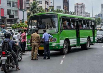 ബസ് ഓടിക്കാൻ ആരുമില്ല, യാത്രക്കാർ വലഞ്ഞു; ഇടപ്പള്ളി ജംഗ്ഷനിൽ നടുറോഡിൽ ബസ് ഉപേക്ഷിച്ച് ഡ്രൈവർ മുങ്ങി