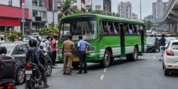 ബസ് ഓടിക്കാൻ ആരുമില്ല, യാത്രക്കാർ വലഞ്ഞു; ഇടപ്പള്ളി ജംഗ്ഷനിൽ നടുറോഡിൽ ബസ് ഉപേക്ഷിച്ച് ഡ്രൈവർ മുങ്ങി