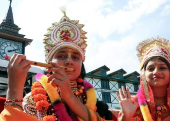 ഭീഷണികളെ അവഗണിച്ച് കശ്മീർ താഴ്‌വരയിൽ വർണ്ണാഭമായ ശോഭായാത്ര; ജന്മനാട്ടിൽ കൃഷ്ണ ജന്മാഷ്ടമി ആഘോഷിച്ച് കശ്മീരി പണ്ഡിറ്റുകൾ
