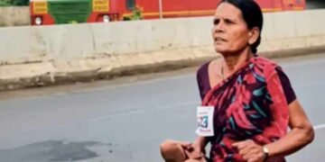 ‘സാരിത്തുമ്പുയർത്തി, നഗ്നപാദയായി ഓട്ടം!’; പെൺ മക്കളുടെ പഠനത്തിന് 3000 രൂപ നേടാൻ അമ്മയുടെ പോരാട്ടം; കണ്ണുനിറച്ച് കാഴ്ച
