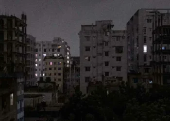  ടോർച്ച് വെളിച്ചത്തിൽ ചികിത്സ, നിശ്ചലമായി ആശുപത്രികൾ: 20 വർഷത്തിനിടയിലെ ഏറ്റവും വലിയ ഊർജ്ജപ്രതിസന്ധിയിൽ ബംഗ്ലാദേശ്!