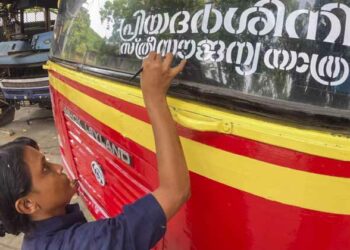 ‘സ്ത്രീകൾ കയറേണ്ട, ആണുങ്ങൾ മാത്രം കയറിയാൽ മതി!’; പ്രിയദർശിനിയോട് കലിപ്പ്; സ്ത്രീ യാത്രക്കാരെ വഴിയിലിട്ട് സ്വകാര്യ ബസ് ജീവനക്കാർ