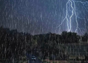 വടക്കൻ കേരളത്തിൽ ശക്തമായ മഴ മുന്നറിയിപ്പ്: കോഴിക്കോട് മലയോര മേഖലകളിൽ രാത്രി യാത്രാവിലക്ക്
