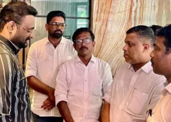 എന്തിനും ഞങ്ങൾ കൂടെയുണ്ട്’,റിപ്പോർട്ടർ ടിവി ആസ്ഥാനത്ത് എസ്‌ഡിപിഐ നേതാക്കൾ