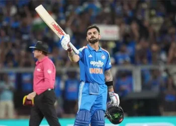 ബാറ്റല്ല, ലിയനാർഡോ ഡാ വിഞ്ചിയുടെ ബ്രഷ്: കാര്യവട്ടത്ത് പൊടിപാറിച്ച വിരാട് കാവ്യം; ഒരു തുള്ളി ചോരയില്ലാതെ ഭിത്തിയിലൊട്ടിയ ഹേറ്റേഴ്സും അഗാർക്കറും
