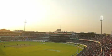 നാണയം കാണിച്ചില്ല, അമ്പയറിംഗ് പോരാ; പ്രതികാരം തീർക്കാൻ 4 പന്തിൽ 92 റൺസ് വഴങ്ങിയ വിചിത്ര മത്സരം