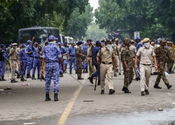 ഡൽഹിയിൽ കടുത്ത പോലീസ് നടപടി: അഭിജീത് ദിപ്കെയെ ജാഫർപൂർ കലാൻ സ്റ്റേഷനിലേക്ക് മാറ്റി, നൂറ്റൻപതോളം പ്രതിഷേധക്കാർ കസ്റ്റഡിയിൽ