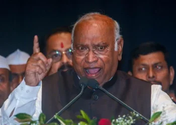 ‘മോദിയുടെ അച്ഛൻ വരെ പോകും’ ; പ്രധാനമന്ത്രിയുടെ പിതാവിനെ അധിക്ഷേപിച്ച് മല്ലികാർജുൻ ഖാർഗെ ; രാജീവ്യാപകമായി വിമർശനം ശക്തം