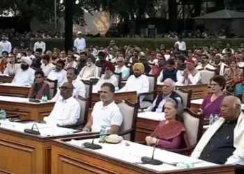 ഗ്യാനേഷ് കുമാറിനെതിരെ പ്രതീകാത്മക ‘പബ്ലിക് ഇംപീച്ച്‌മെന്റ്’ ; പ്രമേയം പാസാക്കി ഇൻഡി സഖ്യം