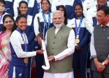 ഏഷ്യൻ ഗെയിംസ് വിജയികളെ ആദരിച്ച് പ്രധാനമന്ത്രി ; സമ്മാനമായി ഒപ്പുവെച്ച ജേഴ്‌സിയും ഹോക്കി സ്റ്റിക്കും കൈമാറി കായികതാരങ്ങൾ
