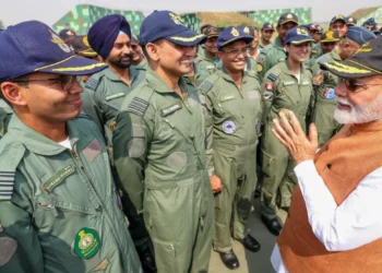 ഗംഗാതീരത്ത് വ്യോമസേനയുടെ ആകാശവിസ്മയം ; സാക്ഷിയായി പ്രധാനമന്ത്രി ; പങ്കെടുത്തത് നൂറോളം യുദ്ധവിമാനങ്ങൾ