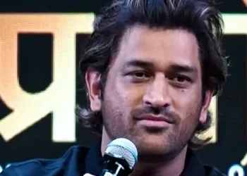 ആരാധകൻ ഒന്ന് ചൊറിഞ്ഞു, ധോണി കയറി മാന്തി; സോഷ്യൽ മീഡിയ ചർച്ചയാക്കിയ തലയുടെ ആ തഗ്