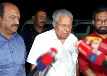 8 മണിക്കൂർ നീണ്ട കസ്റ്റഡിക്ക് ശേഷം പിണറായി വിജയനെ മോചിപ്പിച്ച് ഡൽഹി പോലീസ്