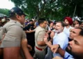 അണികളെ മുട്ട് കൊണ്ടിടിച്ച് പിടിച്ച് തള്ളി ; ഇൻഡി മാർച്ചിൽ ഹാലിളകി രാഹുൽ