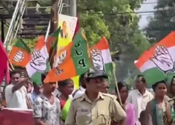 ‘റാലി ചോരി’ ; കോൺഗ്രസ്-ഇടത് പ്രതിഷേധ മാർച്ചിൽ ബിജെപി കൊടികൾ വിതരണം ചെയ്ത് യുവാവ് ; നിമിഷം നേരം കൊണ്ട് പ്രതിപക്ഷ മാർച്ച് ബിജെപി മാർച്ചായി മാറി