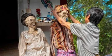 മരിച്ചവരെ ഉറങ്ങുന്നവരായി കാണുന്ന ഒരു നാട്! | Mysterious Toraja People