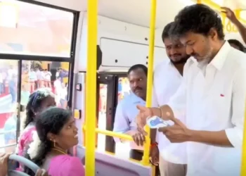 ബസ് കണ്ടക്ടർ ആയി മുഖ്യമന്ത്രി വിജയ് ; തമിഴ്നാട്ടിൽ പെൺകുട്ടികളുടെ സൗജന്യ ബസ് യാത്ര വിപുലീകരിച്ചു