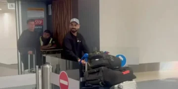 ഒരു നോക്ക് കാണാൻ ദിവസങ്ങളോളം കാത്തുനിന്ന് ആരാധകർ’; കോഹ്‌ലിയുടെ വരവോടെ ഇളകിമറിഞ്ഞ് ന്യൂസിലൻഡ് വിമാനത്താവളം!
